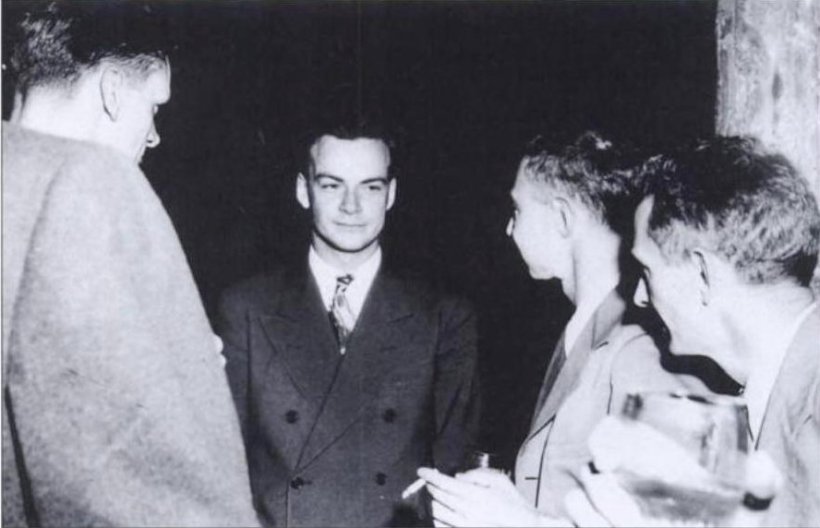 Feynman (center) with Robert Oppenheimer (right) relaxing at a Los Alamos social function during the Manhattan Project wikipediaによる